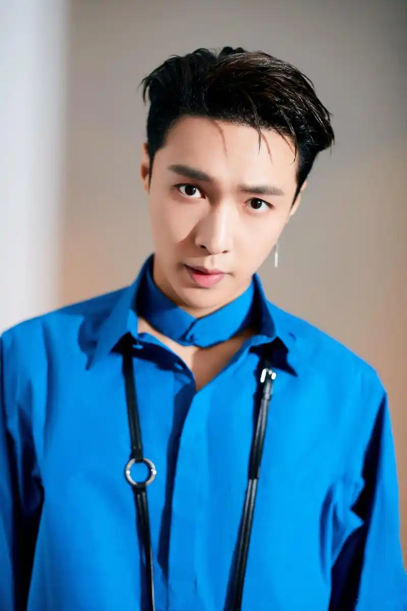 张艺兴作为valentino大中华区男装首位且唯一代言人,身穿蓝色衬衫帅气