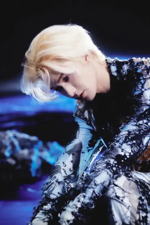 朱正廷超话·#朱正廷金发王子#  @theo-朱正廷破洞套装造型,蓝色河流