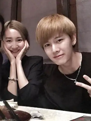 任嘉伦家人照,隐藏了8年的美女妻子,原来是大家都熟悉的她