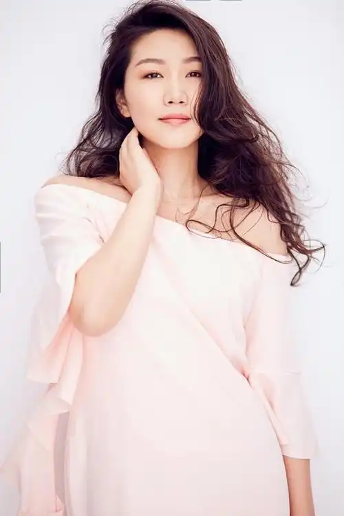 孙露全新写真曝光 优雅大方兼具女性魅力