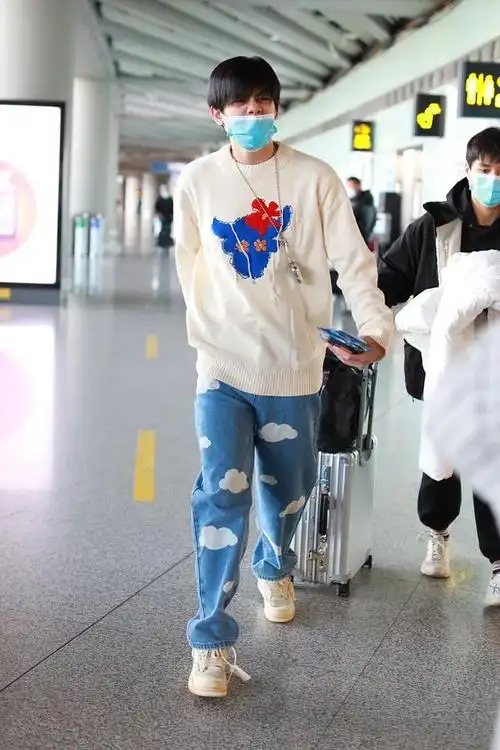 胡先煦街拍:"牛年"毛衣云朵图案牛仔裤nike aj5 x ow球鞋可爱弟弟