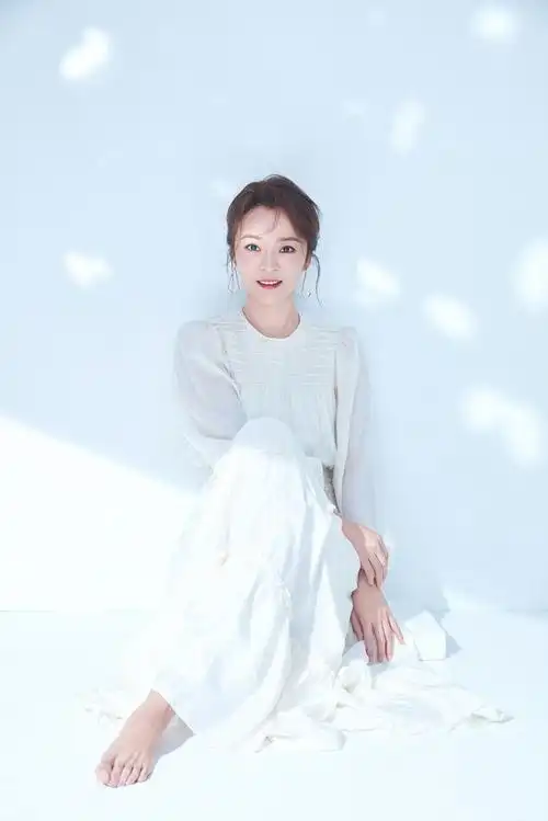 写真曝光气质优雅唯美宛如童话日前,演员王嘉曝光了一组最新白裙写真