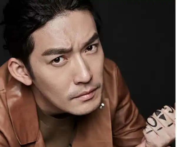 演员张博复古大片一头帅气的中长卷发个性十足