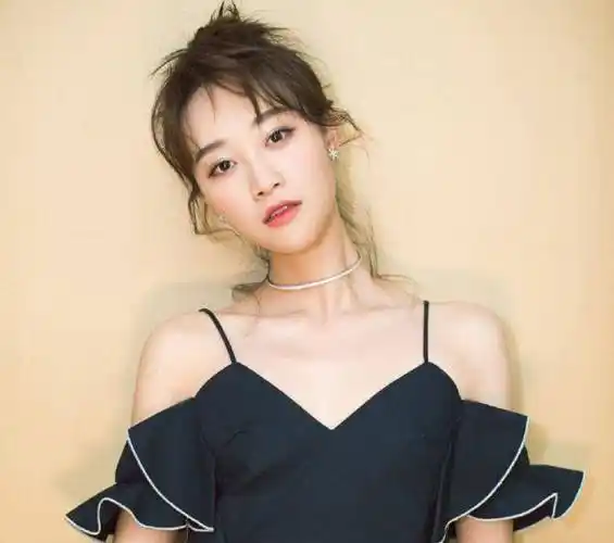 原创蓝盈莹野心穿搭牛仔裤就靠几根铁链撑着露出黑内搭尽显好身材