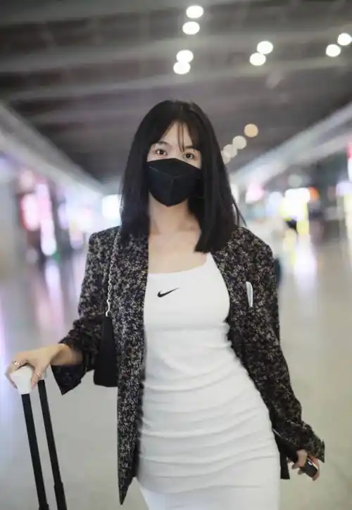 原创32岁李菲儿身材赞到不行白色包臀裙外搭西装展现完美紧致曲线