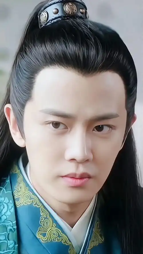 任嘉伦这眼神加半弧笑太迷人了吧