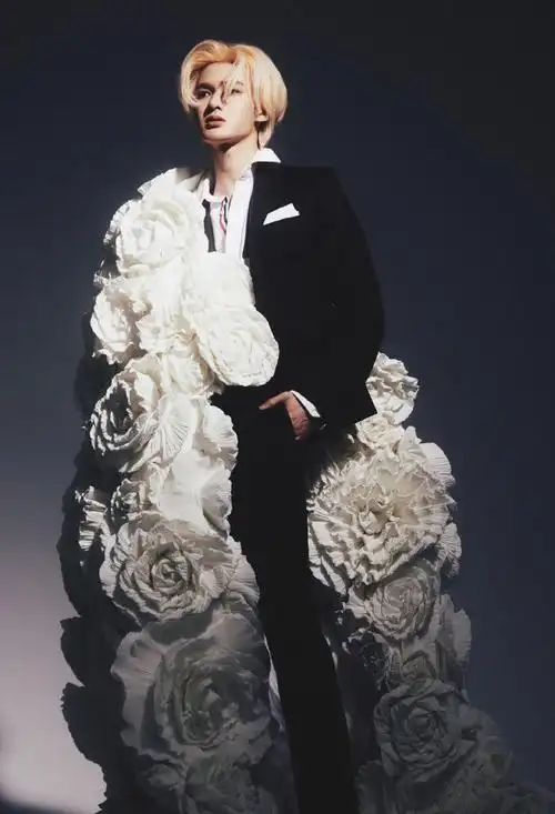 朱正廷黑白肖像照##朱正廷无形世界演唱会