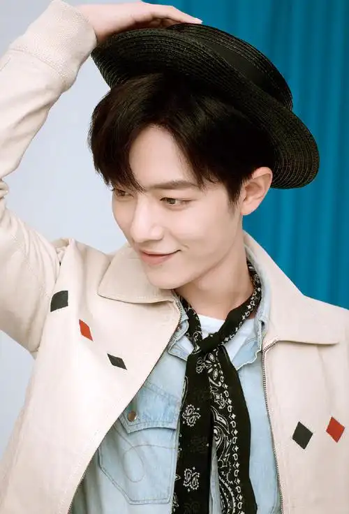 简介:肖战帅气迷人时尚写真大片,分享一组肖战图片给大家,图中的明星