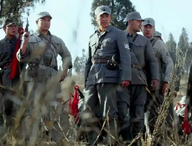 他是八路军政委,骑马闯进日军阵地,日军竟排队给他敬礼,后成开国中将