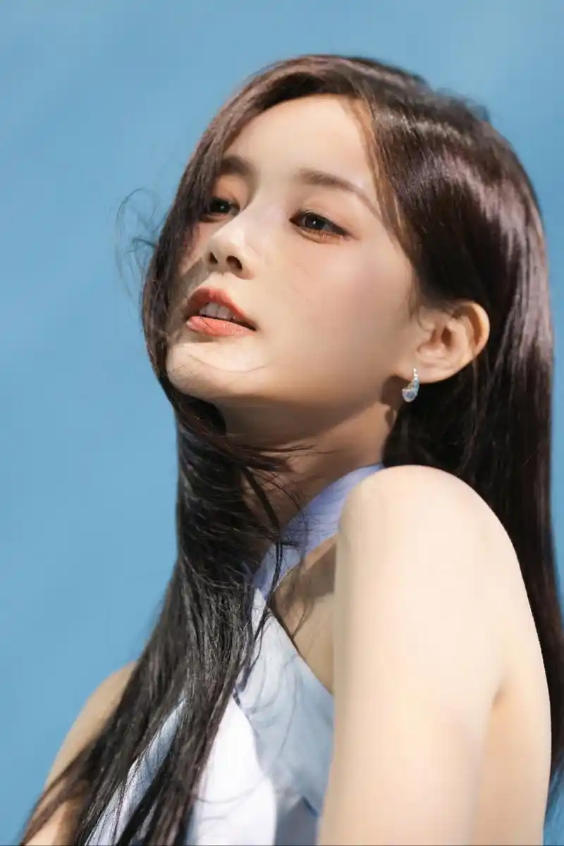 李一桐这笑容太治愈迷人了,美丽动人,越看越深陷其中难以自拔!