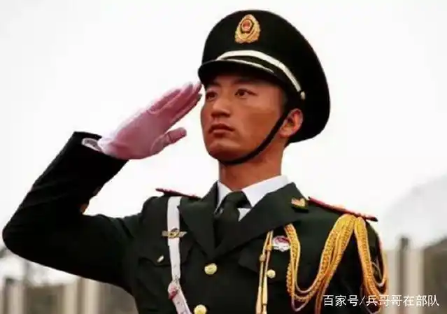 中国军人敬礼,不用多说,已经肃然起敬,还是中国的敬礼姿势最帅气!
