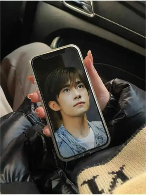 "你追世界,我们追你背影"#易烊千玺 #千纸鹤 #手机锁屏 - 抖音