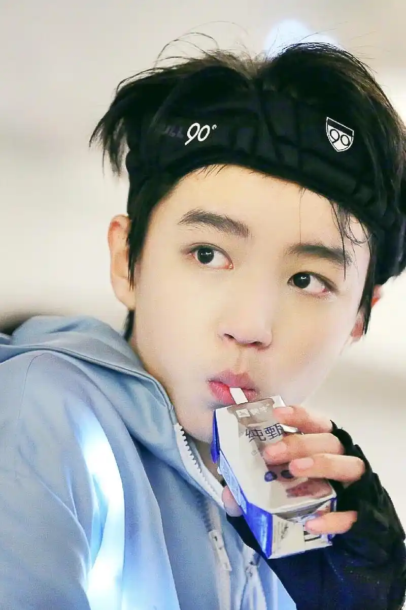 王俊凯头绑黑色发带,将刘海撩起,露出好看眉毛,精致的面庞全部展现在