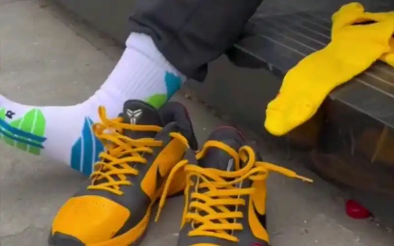 [帅哥]帅哥换鞋,弟弟袜子篮球鞋换鞋