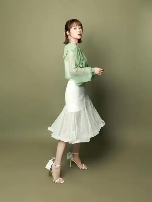 杨紫造型终于成功一回,身穿白色泡泡袖连衣裙清纯甜美,优雅精致