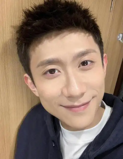 张一山称不畏曲折,凌乱寸头发型棱角分明,新《鹿鼎记》备受争议