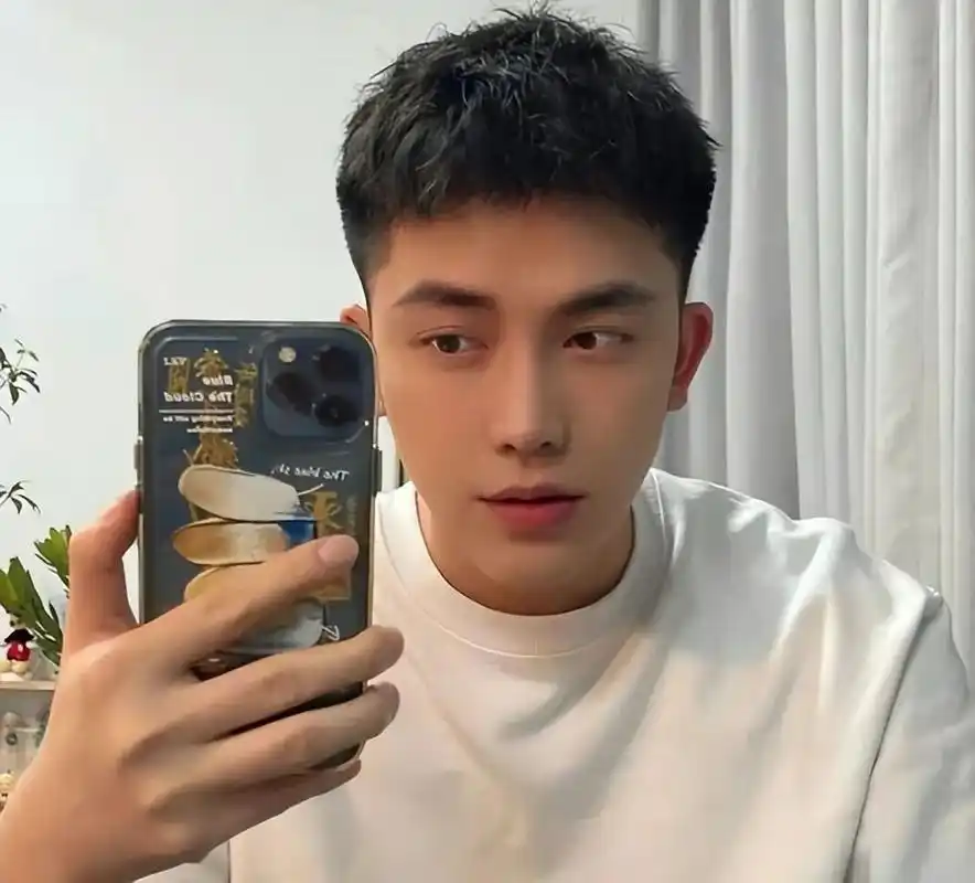 男生少年感发型-不烫不染,碎发易打理