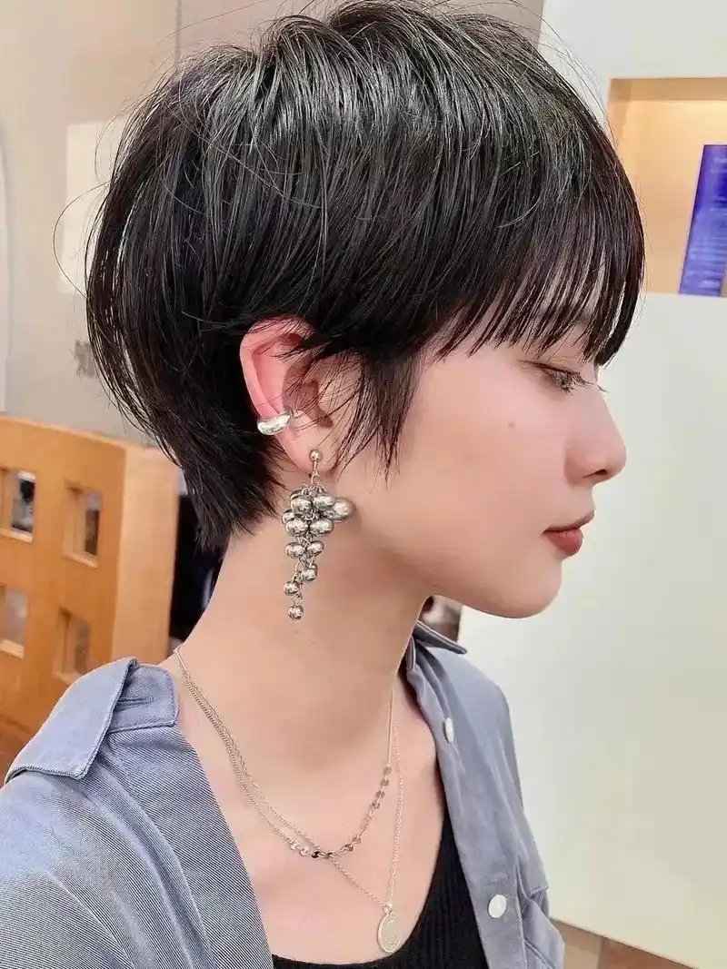 发型 #短发 露耳超短发,这样的短发更加适合脸型偏标准的小姐姐