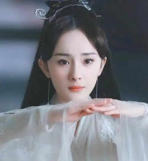 女明星的惊艳白衣古装:赵丽颖英气逼人,迪丽热巴神秘感十足