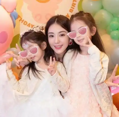 方媛母亲节晒祖孙三代,女儿颜值越来越高,郭富城丈母娘气质出众