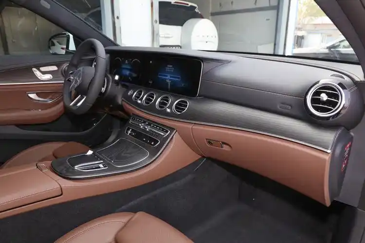 就整车内饰而言,奔驰e级更豪华.