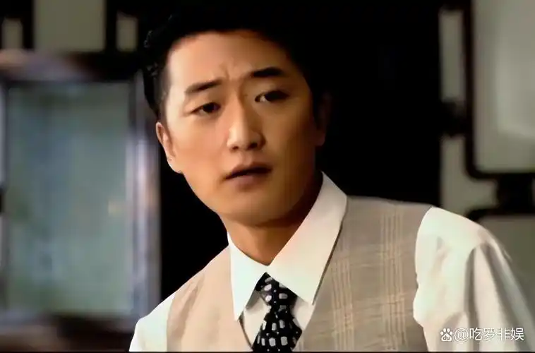 演员邵峰退圈后定居加拿大豪宅内打球吃烤羊茅台洋酒成排