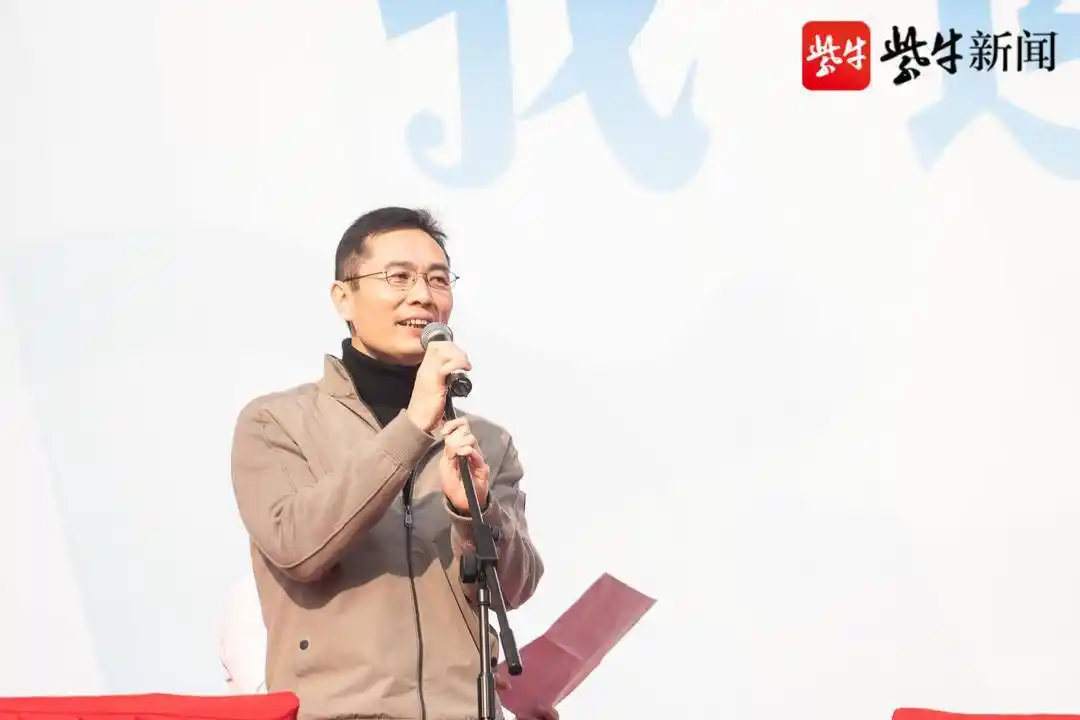 中华中学校长徐飞宣布运动会开幕