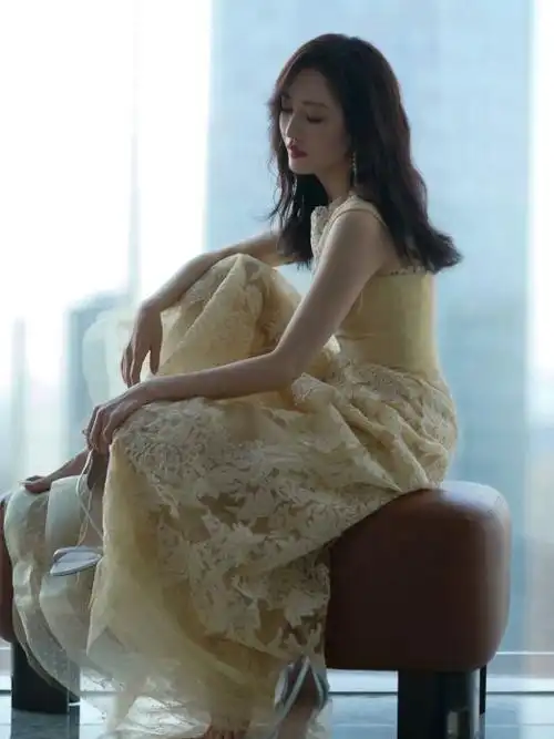 王鸥带火了内衣外穿奶黄色纱裙美出天际巴掌腰惹人羡