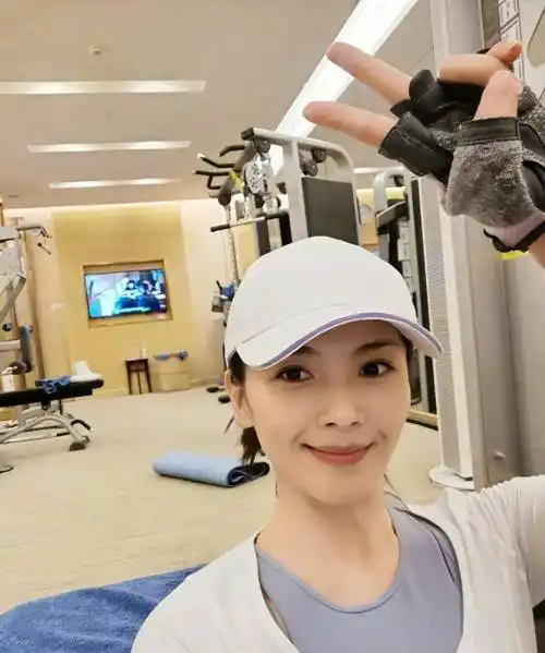 在另外一张照片中,刘涛运动后默默地拿起相机自拍打卡,似乎想要记录下