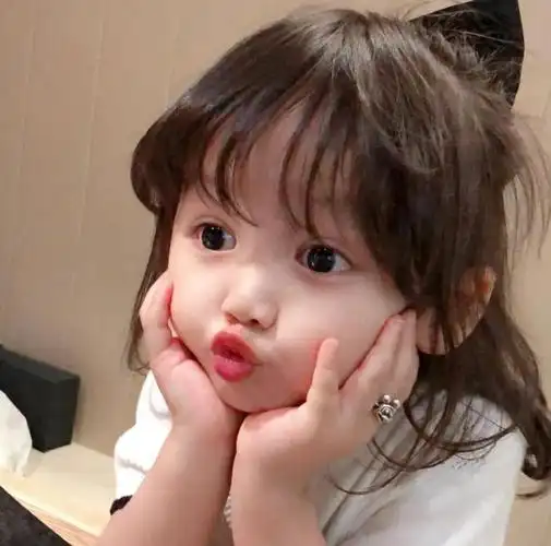 14岁那年他在河边捡到了一个小女孩,小女孩不哭不闹,睁着圆圆的大眼睛