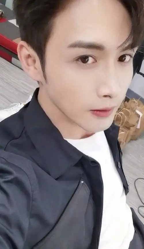 张彬彬 恭喜我提前完成今年自拍的kpi