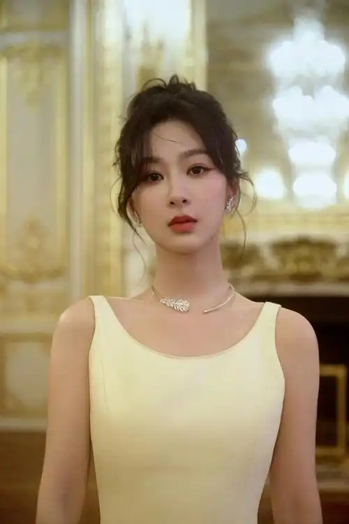 杨紫温柔淑女风造型宛如公主 眼神灵动元气满满|杨紫|眼神|造型_新浪