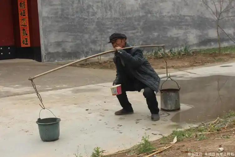 一根扁担挑两桶水
