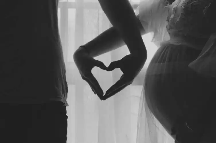 胎儿的生殖器来判断,而且一般是需要在怀孕4个月左右通过b超才可以