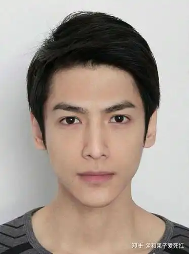 它决定了脸的大小与五官布局.甚至枕骨,颅顶的发育也影响着正侧面立