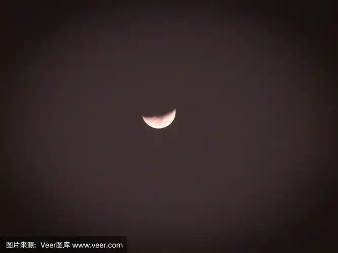 半月形的月亮在天上