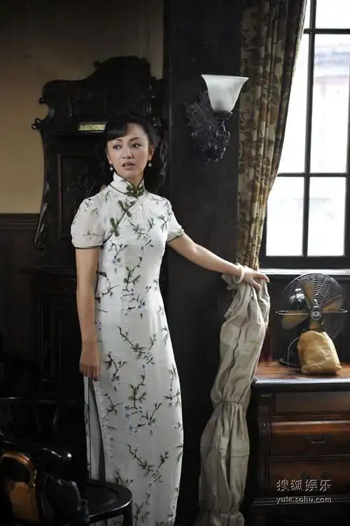 该剧讲述了天津一群"草根情报员"的抗日事迹和爱恨纠葛,罗海琼在