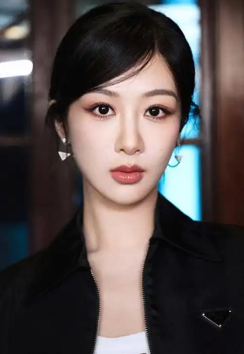 240126杨紫最新造型大受好评优雅冷艳引网友热议