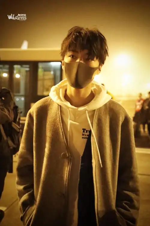 关注  明星 街拍 王俊凯 男神 男装 评论 收藏