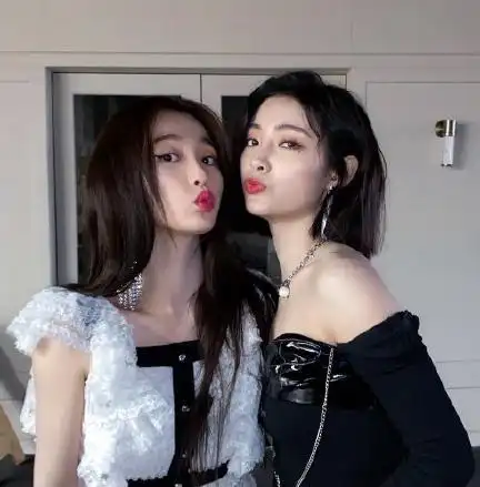 千万别和许佳琪比身材,当虞书欣把她搂在怀里,腰细到怀疑眼睛