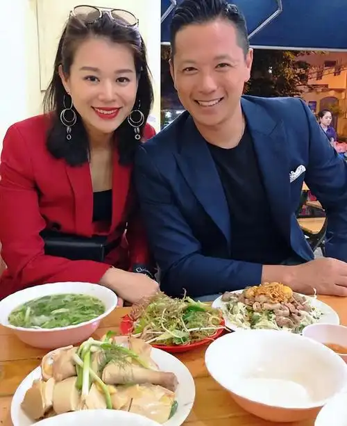 胡杏儿和富豪老公爬山素颜腰上挂一个大包孩子满头汗吃路边摊