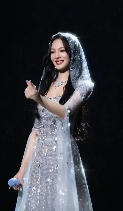 张韶涵舞台造型好美啊银色亮片裙配头纱优雅公主范十足