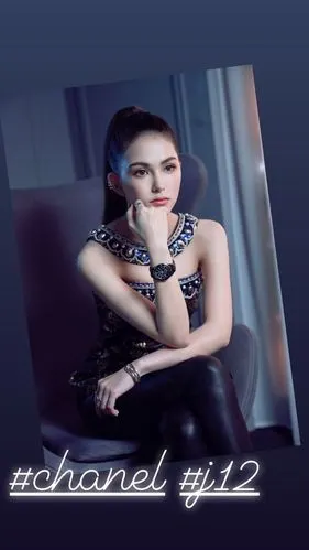 昆凌最新写真曝光扎高马尾身穿露肩亮片衣黑色紧身裤