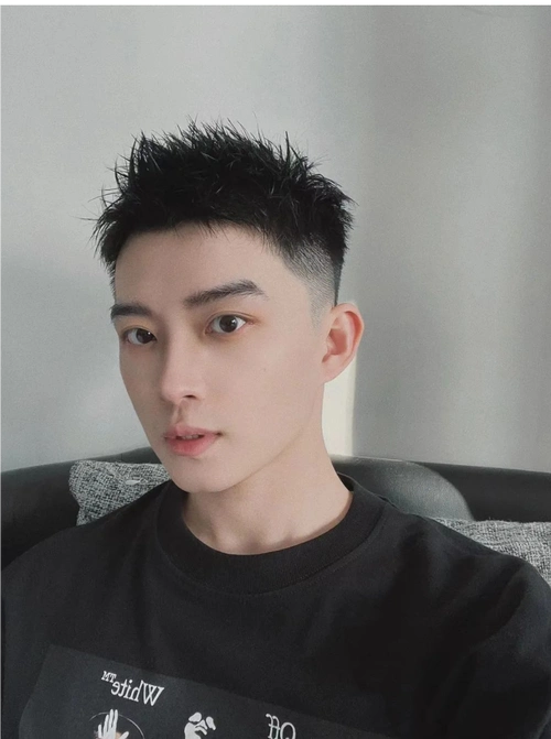 寸头|今夏最火男士发型有哪些?寸头分头精神时尚,潮流染发很吸引眼球