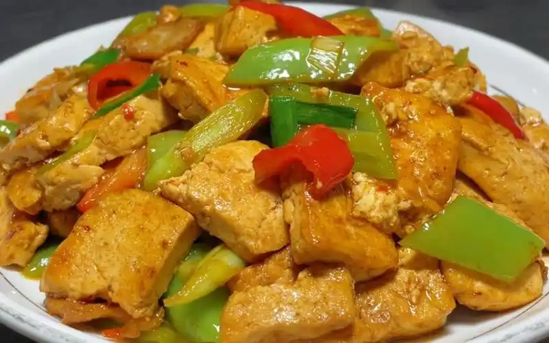 厨师长教你小炒豆腐的家常做法,步骤详细,鲜香入味下酒又下饭