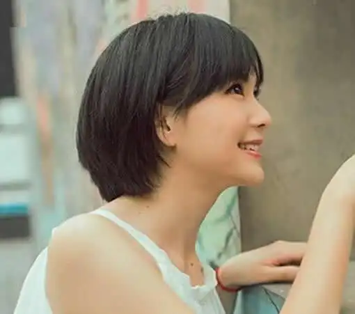 齐耳碎发,整个发型呈现出来的感觉很清爽,侧脸就很美,就这样一个清纯