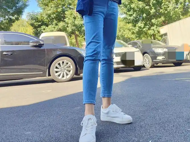 裤,因为天太热没法穿,最近终于凉快了,可以拿出我的牛仔裤配小白鞋了!