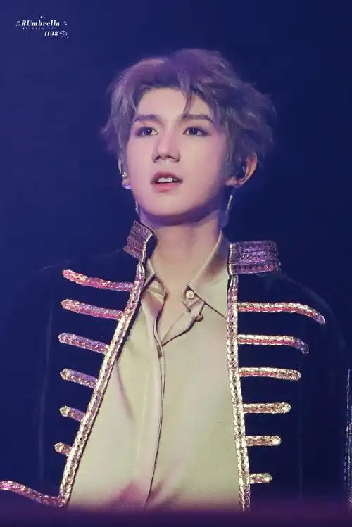 王源超话#王源客厅狂欢巡演#小王子到家换新衣啦@tfboys-王源