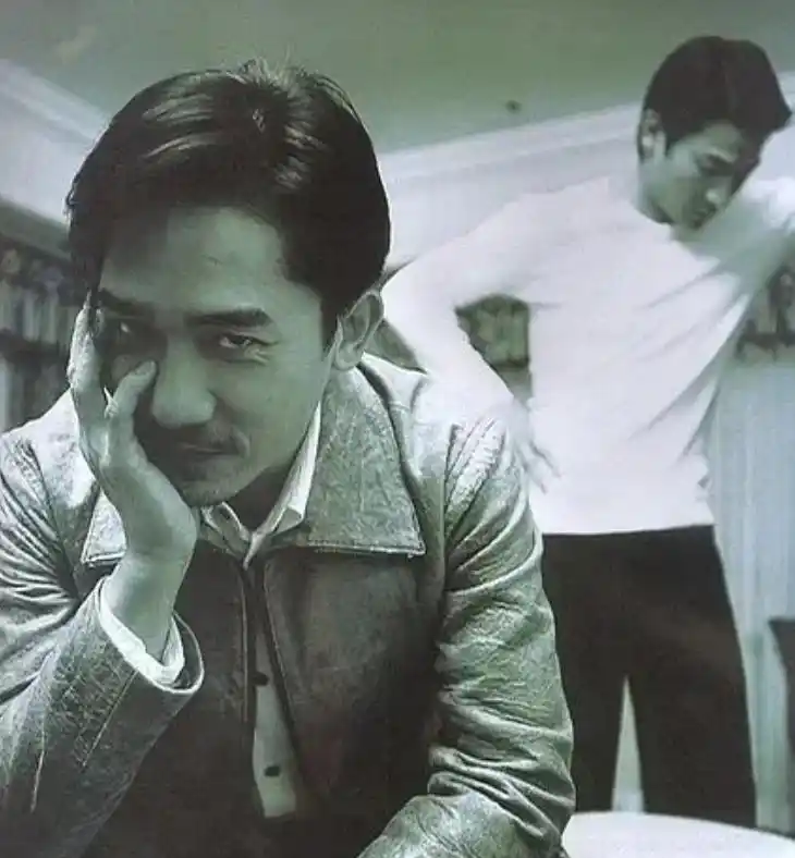 原创无间道片场旧照刘德华打高尔夫表情严肃曾志伟切乳猪动作熟练