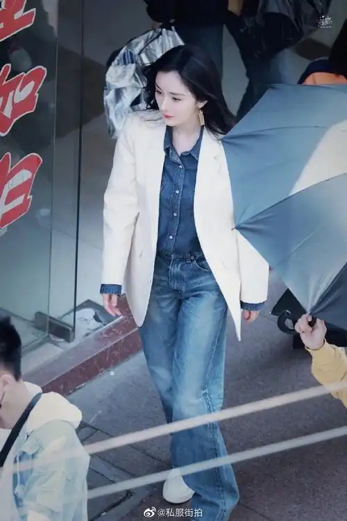 杨幂牛仔套装搭配白色西装外套